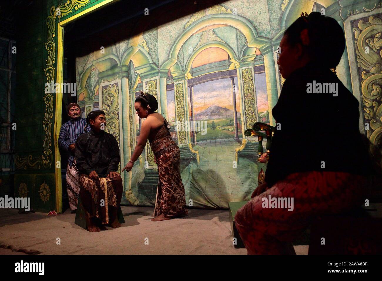 Ein Künstler bereitet die Show während der javanischen Theater-Art-Aufführung namens Ketoprak Tobong Kelana Bakti in Yogyakarta, Indonesien, Freitag, 25. Oktober 2019 vor. Ketoprak Tobong ist ein traditionelles javanisches Theater mit Dialogue, Monologen und Gamelan-Musik. Diese Kunst ist sehr selten und fast schon ausgerottet. Ketoprak Tobong Kelana Bhakti ist einer der letzten noch verbliebenen nomadischen Theatertruppen und trat in einer Reihe von Ländern der Welt auf. Stockfoto