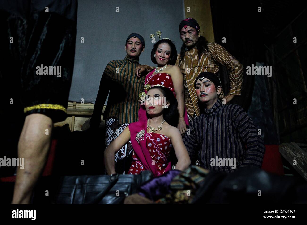 Ein Künstler bereitet die Show während der javanischen Theater-Art-Aufführung namens Ketoprak Tobong Kelana Bakti in Yogyakarta, Indonesien, Freitag, 25. Oktober 2019 vor. Ketoprak Tobong ist ein traditionelles javanisches Theater mit Dialogue, Monologen und Gamelan-Musik. Diese Kunst ist sehr selten und fast schon ausgerottet. Ketoprak Tobong Kelana Bhakti ist einer der letzten noch verbliebenen nomadischen Theatertruppen und trat in einer Reihe von Ländern der Welt auf. Stockfoto