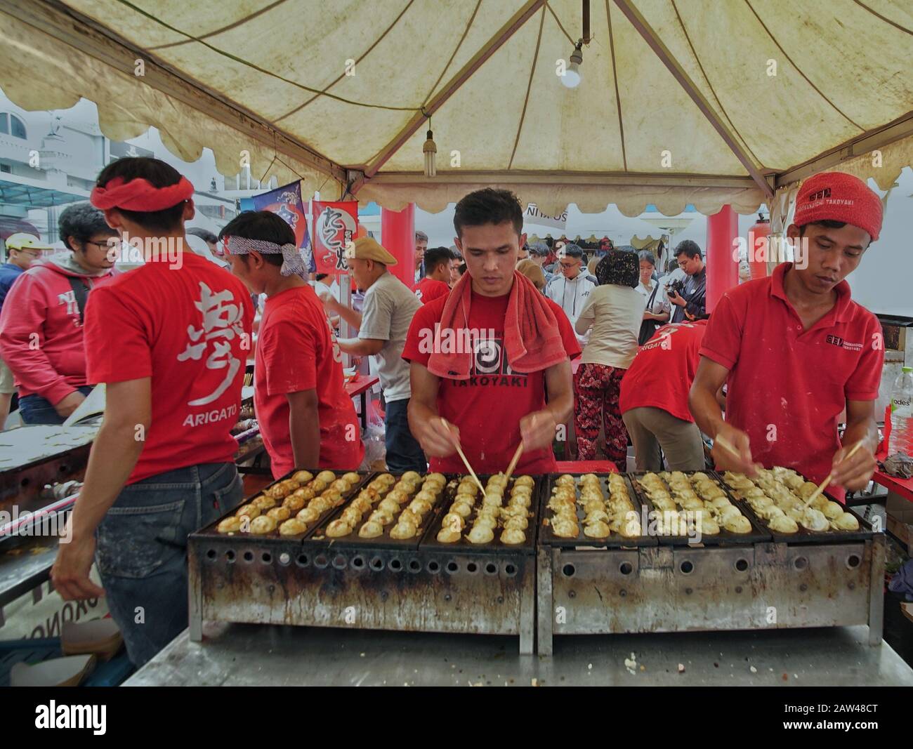 Am Sonntag, den 23. Juni 2019, haben die Teilnehmer gesehen, wie sie Takoyaki-Speisen während des japanischen Ennichisai-Festivals (Kultur- und Kulinarische Kunst) am Blok M Square in Jakarta zugebracht haben. Das japanische Ennichisai-Festival fand in seinem zehnten Jahr statt. Stockfoto