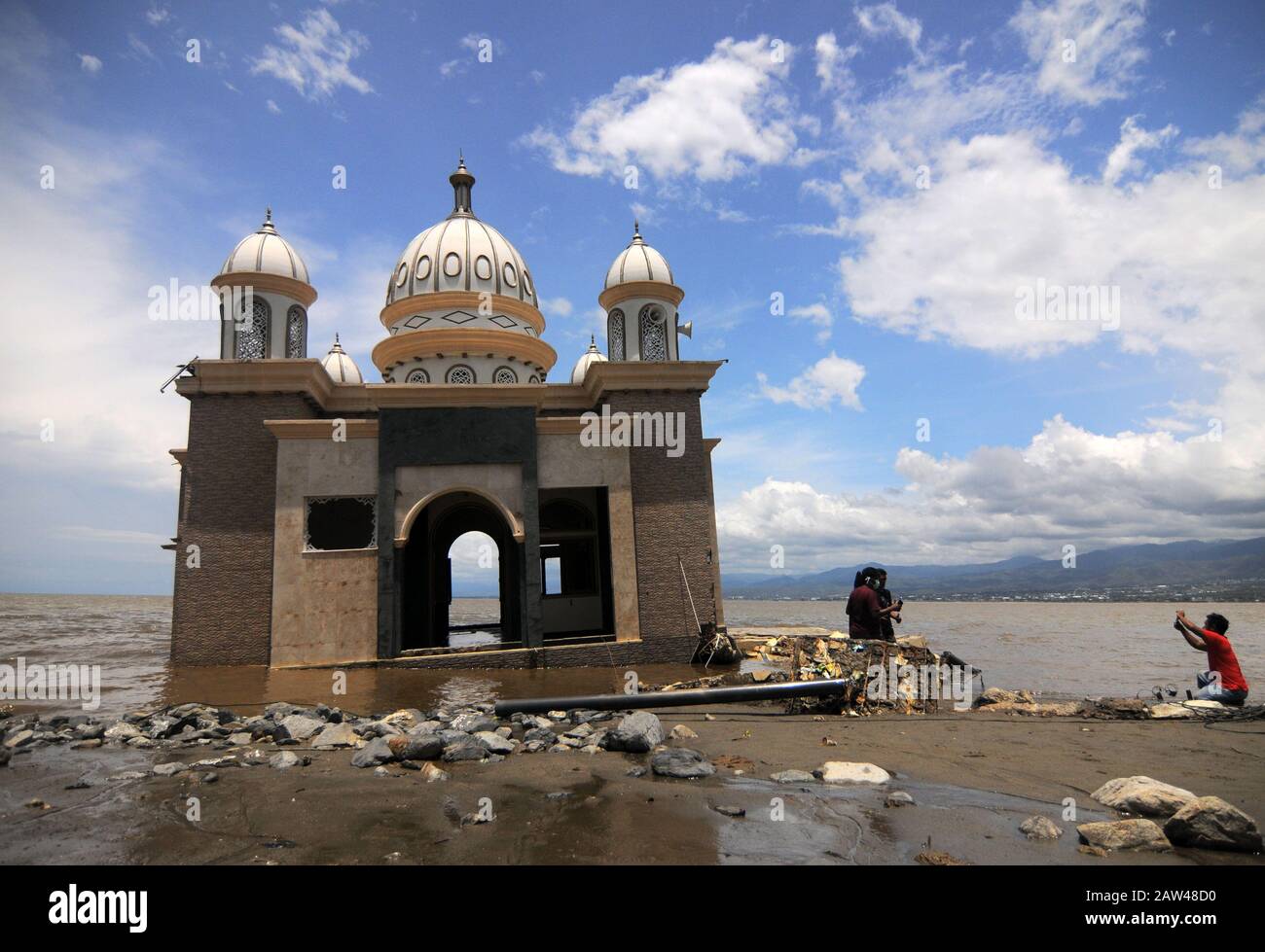 Childern sah am 8. April 2019 in der Nähe der Arkul Babul Rahman Moschee in Palu, Central Sulawesi, Indonesien, spielen. Die Arkam-Babul-Rahman-Moschee war eine der Moscheen, die am 28. September 2018 vom Tsunami getroffen wurden. Stockfoto