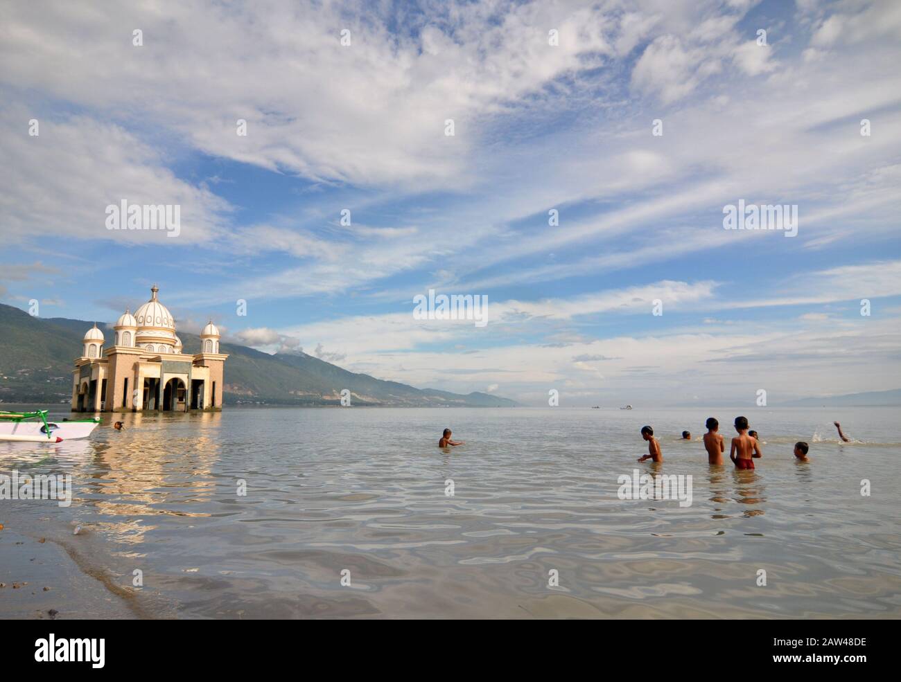 Childern sah am 8. April 2019 in der Nähe der Arkul Babul Rahman Moschee in Palu, Central Sulawesi, Indonesien, spielen. Die Arkam-Babul-Rahman-Moschee war eine der Moscheen, die am 28. September 2018 vom Tsunami getroffen wurden. Stockfoto