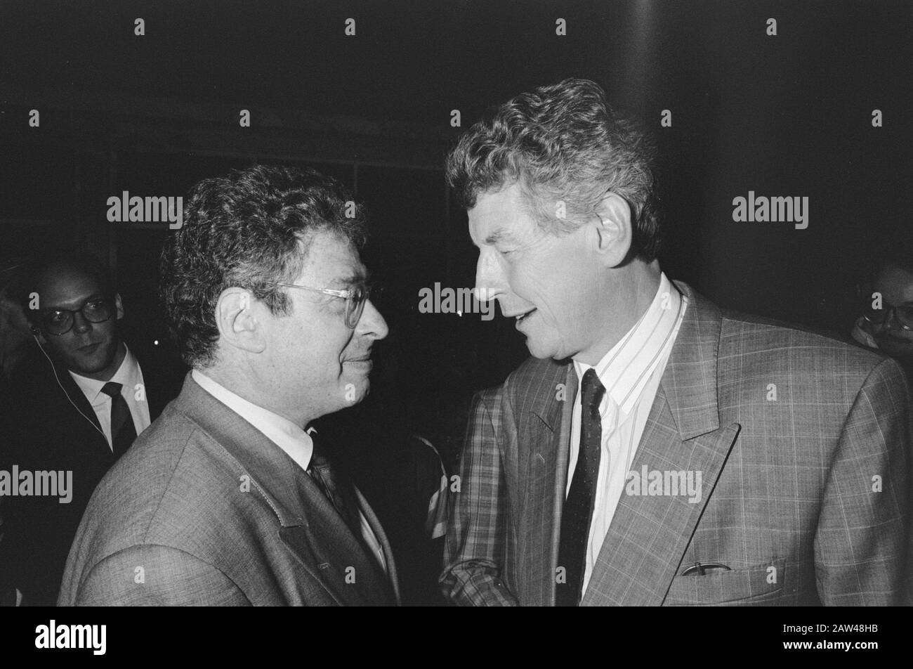 Treffen nach den Ergebnissen der Wahlen Arbeitsversammlung Wim Cook (R) mit dem Bürgermeister von Amsterdam Ed van Thijn Datum: 6. September 1989 Ort: Amsterdam, Nordholland Schlüsselwörter: Sitzungen, Bürgermeister, Ergebnisse, Wahlen Personenname: Cook, Wim, Thijn, Ed van Stockfoto