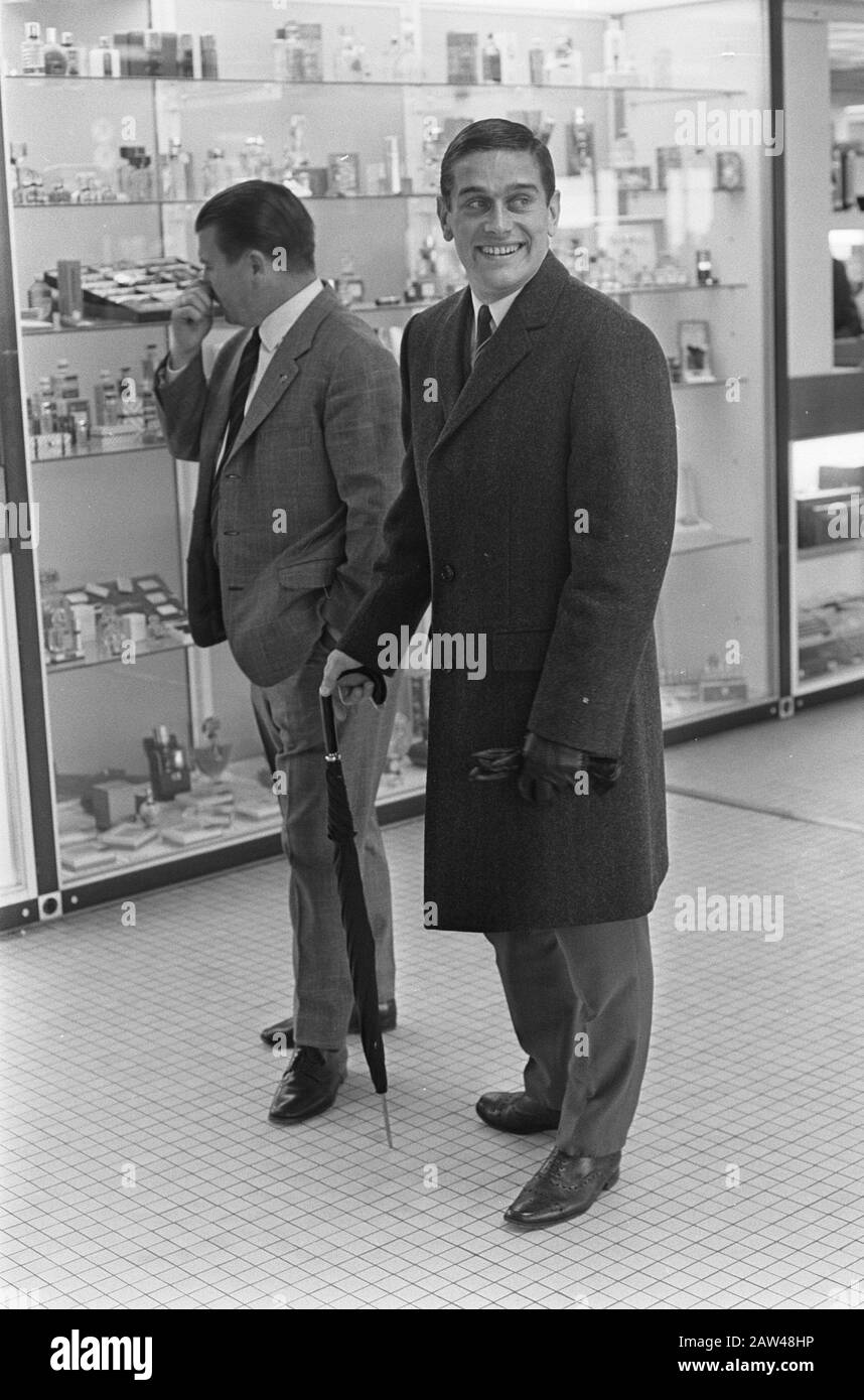 Puskas (links) mit dem niederländischen Fußballer Ger Lagendijk (links nach Vancouver, Lagendijk und Puskas im Duty-free-Shop Datum: 2. Februar 1968 Ort: Schiphol Schlüsselwörter: Sportfußballer Personenname: Lagendijk, Ger, Puskas Ferenc Stockfoto