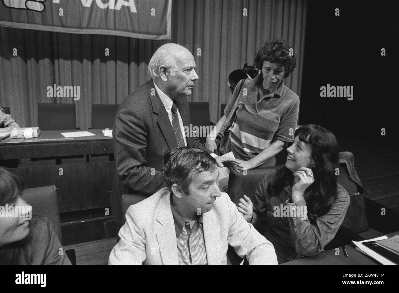 Außerordentlichen Kongress der Arbeiterpartei über die Koalition der Labour-Führer Joop den Uyl und Marijke Pijkel Schröder der Roten Frauen (Hintergrund) während des Außerordentlichen Kongresses in Den Haag 1981 Datum: 9. September 1981 Ort: Den Haag, Südholland Schlüsselwörter: Konferenzen, Regierungskoalitionen, politische Parteien Personenname: Schröder, Pijkel, Uyl, Joop den Stockfoto