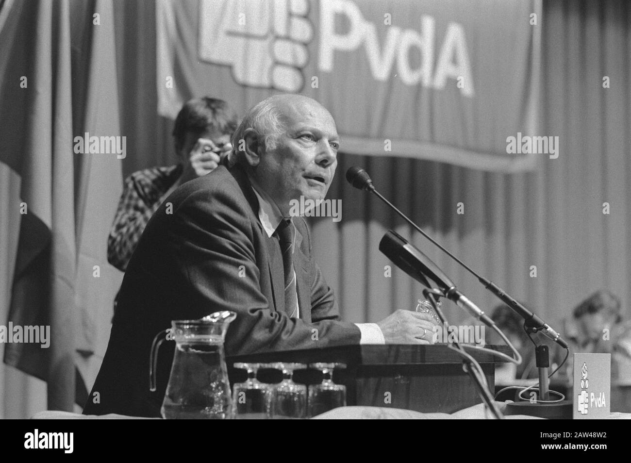 Der außerordentliche Kongress der Arbeiterpartei soll über den Koalitions-Labour-Chef Joop den Uyl entscheiden, der 1981 auf dem Außerordentlichen Kongress in den Haag sprach. Datum: 9. September 1981 Stichwörter: Konferenzen , Regierungskoalitionen, politische Parteien Personenname: Uyl, Joop den Stockfoto