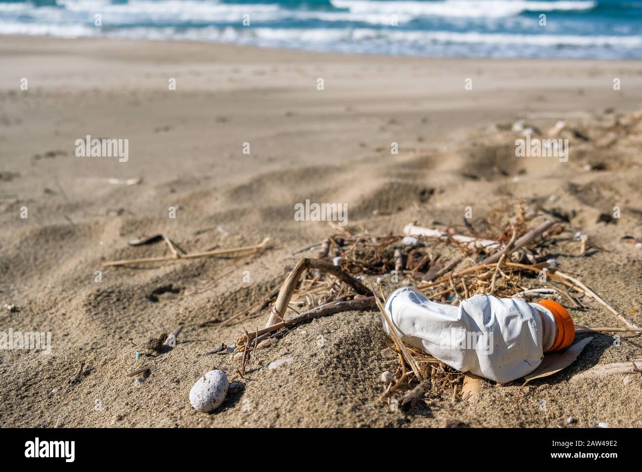 Plastikflaschenabfälle an der wilden Meeresküste, verdammte Natur, Planet Save, cilento italien Stockfoto