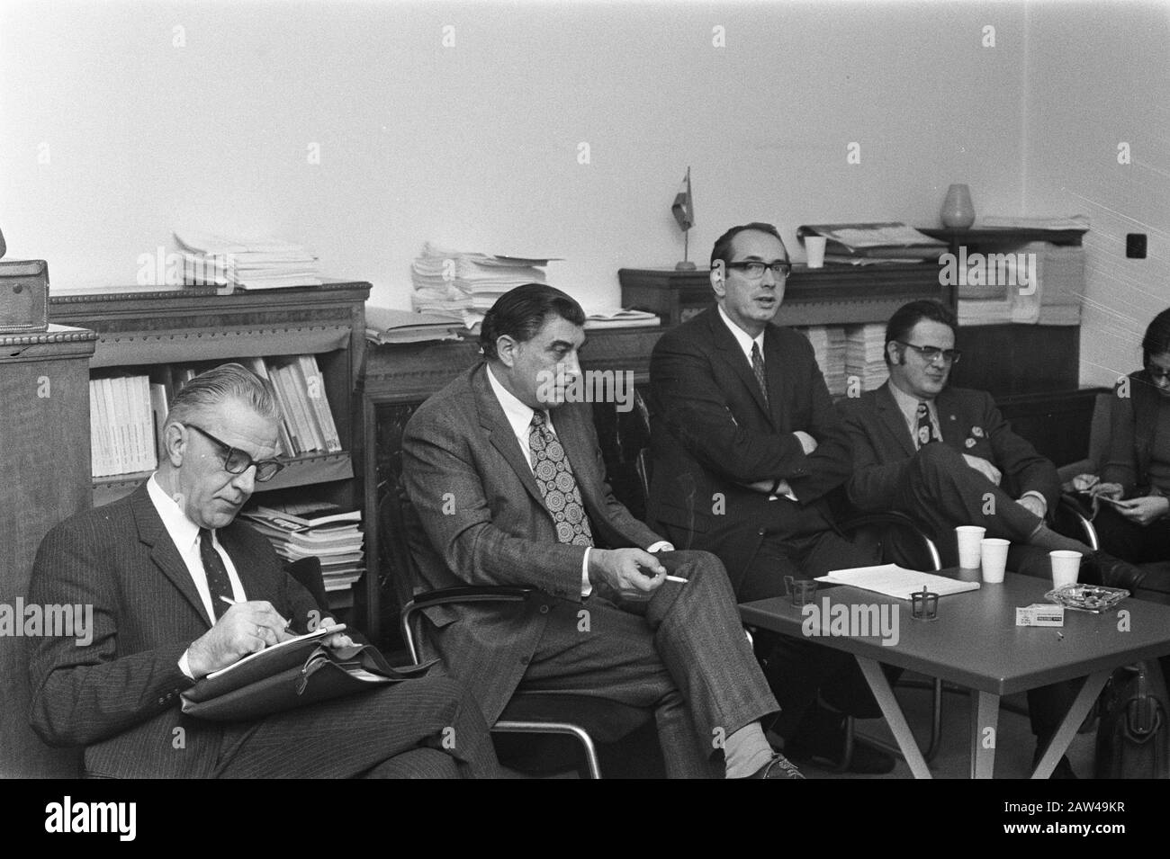 Beratungsstelle von Arbeitgebern und Arbeitern Metall zusammen auf CLA in FME-Gebäude, Den Haag Datum: 12. Januar 1972 Standort: Den Haag, South Holland Schlüsselwörter: CAOS, METALLINDUSTRIE Personenname: FME-Gebäude Stockfoto