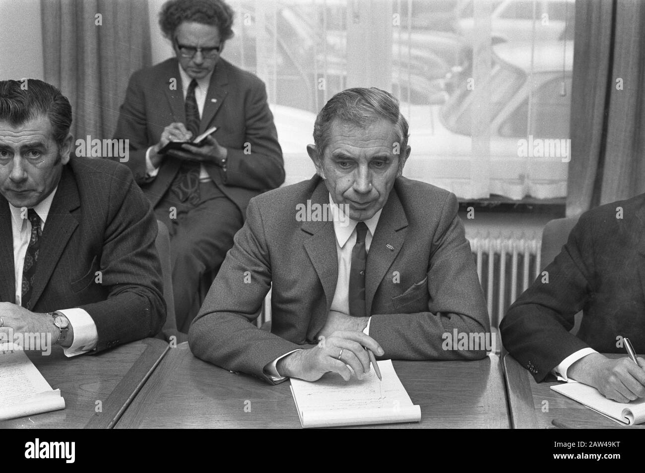 Beratungsstelle von Arbeitgebern und Arbeitern Metall zusammen auf CLA in FME-Gebäude, Den Haag Datum: 12. Januar 1972 Standort: Den Haag, South Holland Schlüsselwörter: CAOS, METALLINDUSTRIE Personenname: FME-Gebäude Stockfoto