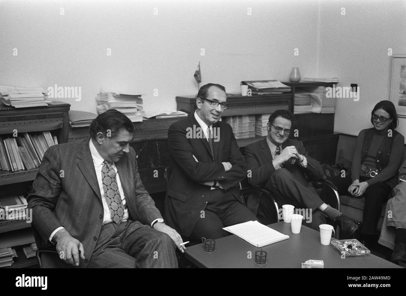 Beratungsstelle von Arbeitgebern und Arbeitern Metall zusammen auf CLA in FME-Gebäude, Den Haag Datum: 12. Januar 1972 Standort: Den Haag, South Holland Schlüsselwörter: CAOS, METALLINDUSTRIE Personenname: FME-Gebäude Stockfoto