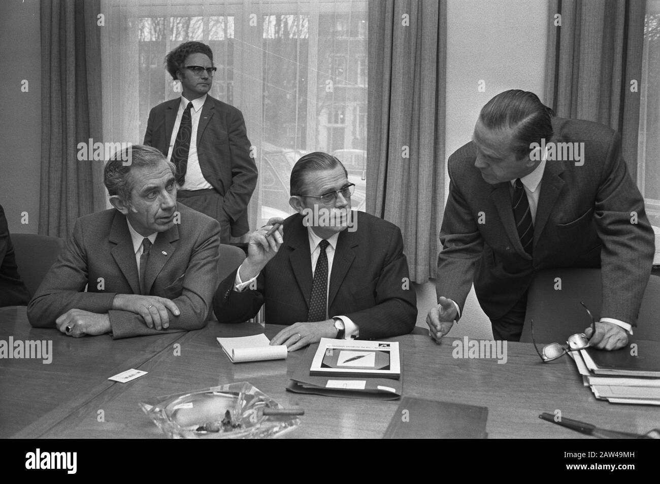 Beratungsstelle von Arbeitgebern und Arbeitern Metall zusammen auf CLA in FME-Gebäude, Den Haag Datum: 12. Januar 1972 Standort: Den Haag, South Holland Schlüsselwörter: CAOS, METALLINDUSTRIE Personenname: FME-Gebäude Stockfoto