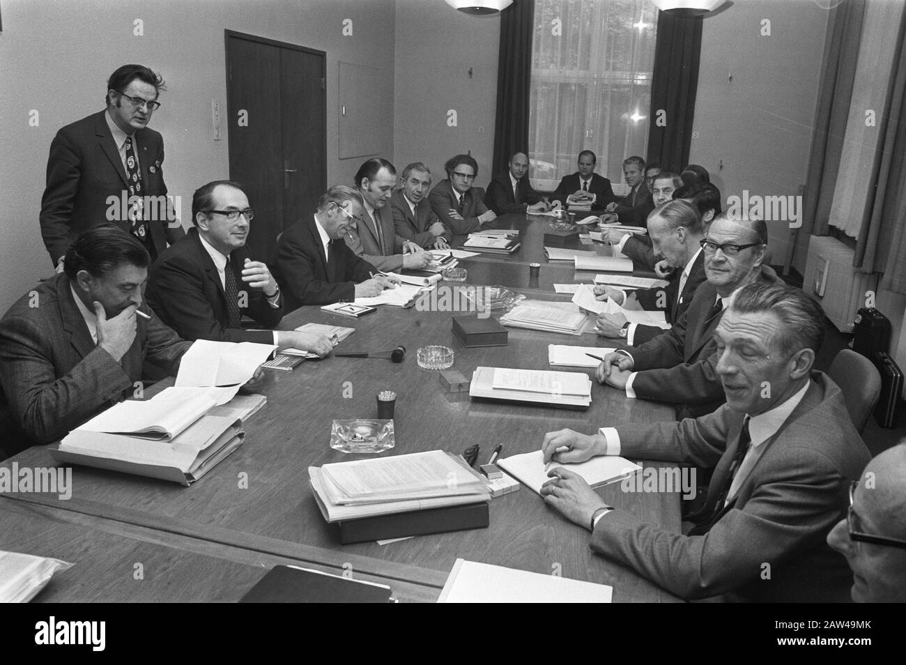 Beratungsstelle von Arbeitgebern und Arbeitern Metall zusammen auf CLA in FME-Gebäude, Den Haag Datum: 12. Januar 1972 Standort: Den Haag, South Holland Schlüsselwörter: CAOS, METALLINDUSTRIE Personenname: FME-Gebäude Stockfoto