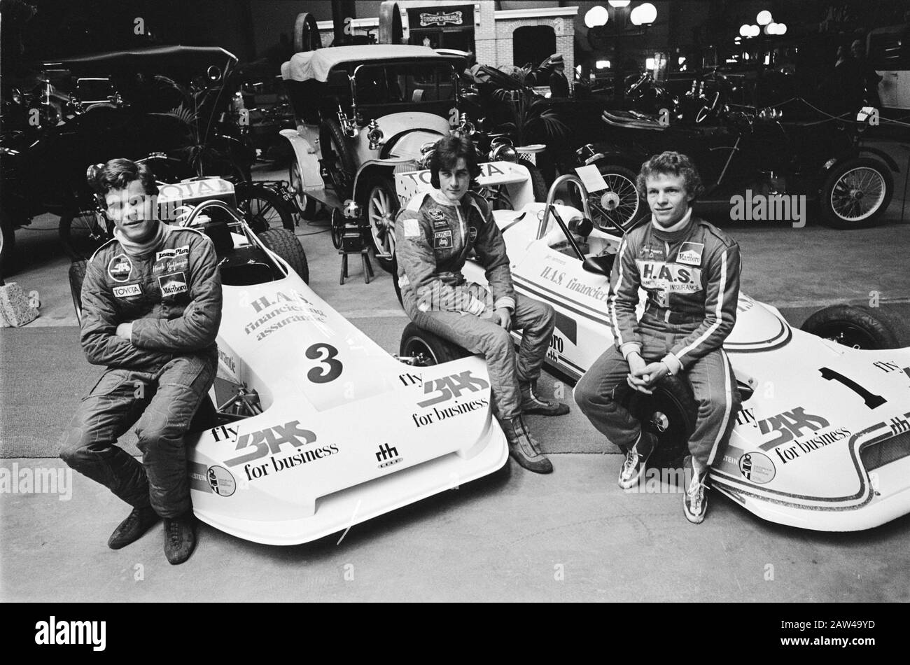 Rennteam Holland präsentiert im nationalen Automobilmuseum in Leidschendam; v. l. Rothgarten, Luijendijk und Lammers Datum: 3. März 1978 Ort: Leidschendam Personenname: Jan Lammers Stockfoto