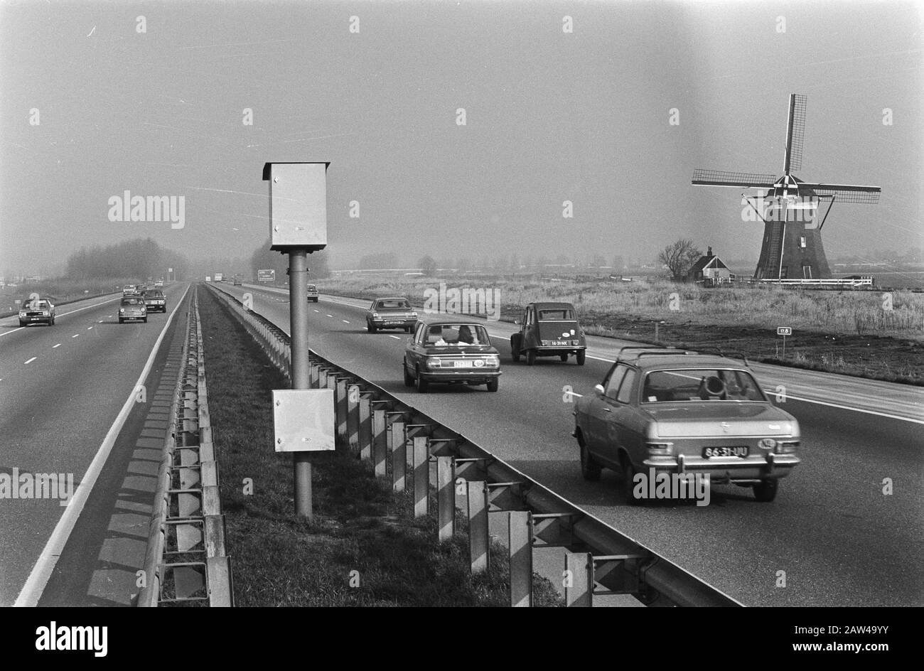 Radar-Pole auf der Autobahn Amsterdam Den Haag von zu schnellen Autofahrern Datum: 5. Februar 1975 Ort: Amsterdam, den Haag Schlüsselwörter: Fahrer, Radarziel Stockfoto