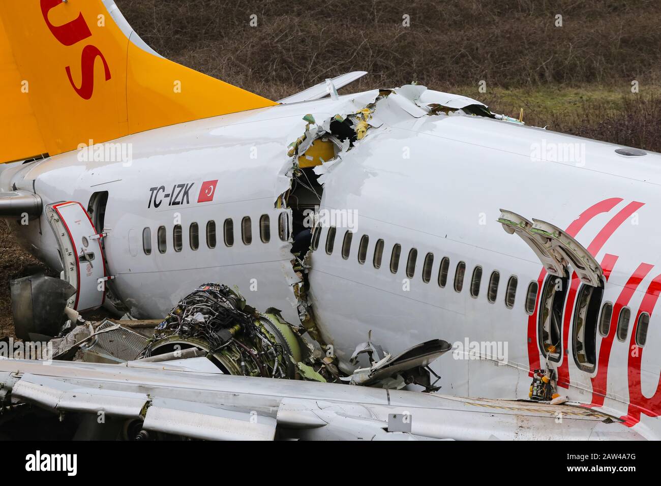 Istanbul, TÜRKEI - 06. FEBRUAR 2020: Pegasus Airlines Boeing 737-86J (CN 37742) stürzte während der Landung auf dem Flughafen Sabiha Gokcen ab. Stockfoto