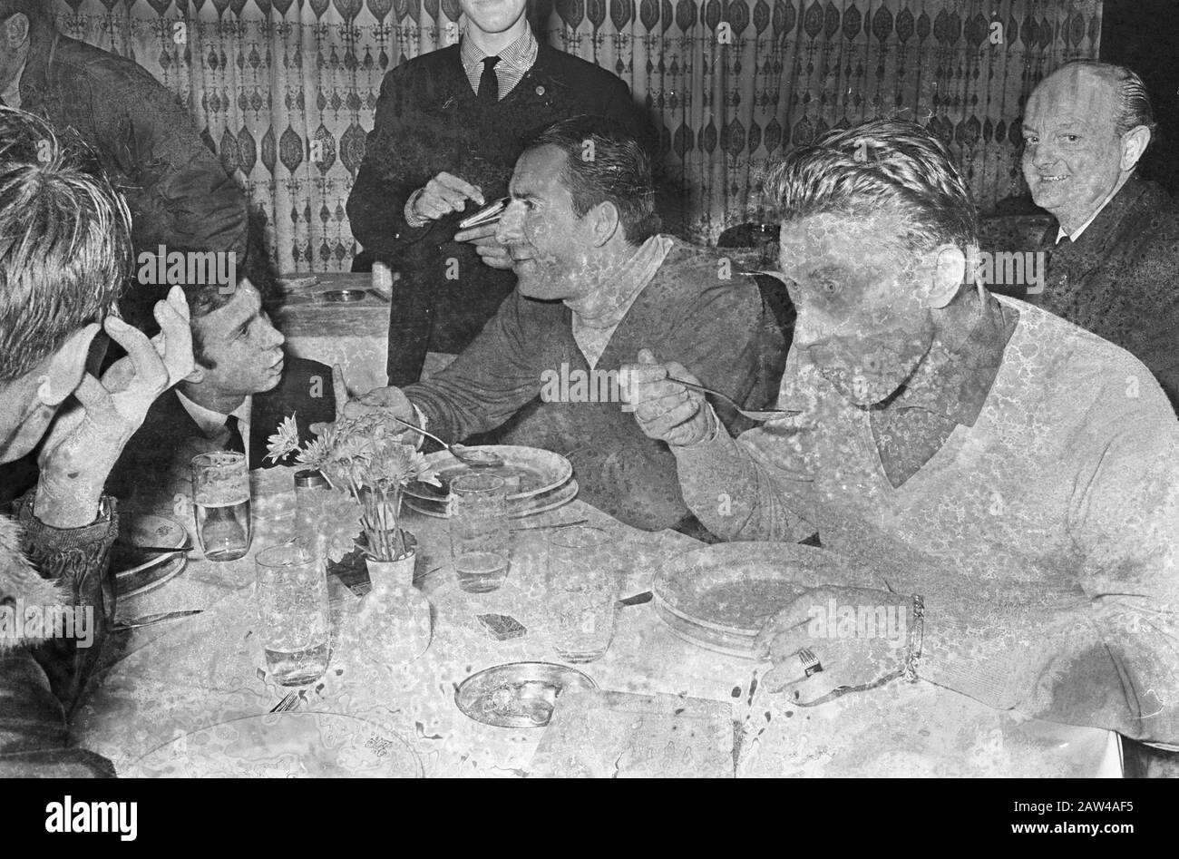 Rallye Monte Carlo, zwei bekannte Radfahrer R. Geminiani (l) und Jacques Anquetil fahren zusammen während des Abendessens Datum: 16. Januar 1965 Schlüsselwörter: Dinner Person Name: Jacques Anquetil, R. Geminiani Institution Name: Rallye Monte Carlo Stockfoto