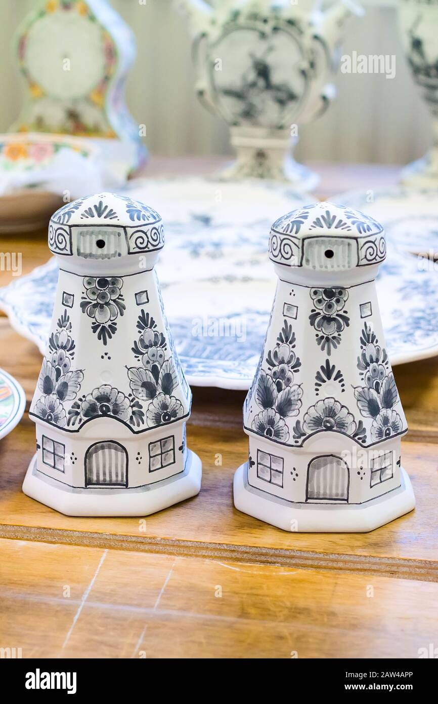 Töpferei Werkstücke mit hand Gemälde von Delft Delfter in der Töpferei, Royal Delft Stockfoto