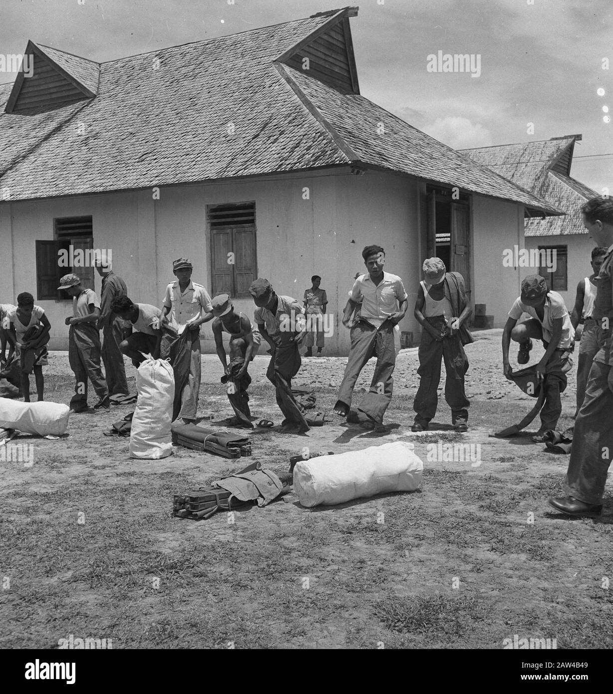 Ausbildung des Infanteriedepots KNIL Rantepao (Sulawesi) Rantepao ein Ort in der Mitte der Celebes [Hauptstadt der Toradja-Länder] hat nur den Namen erhalten, indem er für Rekruten ausgebildet wurde, die sich in der Stadt befinden. Die meisten Ausgaben für die unbewaffnete Selbstverteidigung sind eine große Aufmerksamkeit. Rantepao beim Depot-Bataillon sind neue Rekruten eingetroffen. Sie sind nicht groß in der Statur und bringen den Quartiermeister zur Verzweiflung, weil ihre Hosen allzu groß sind. Datum: 4. November 1948 Ort: Indonesien Niederländische Ostindien Stockfoto