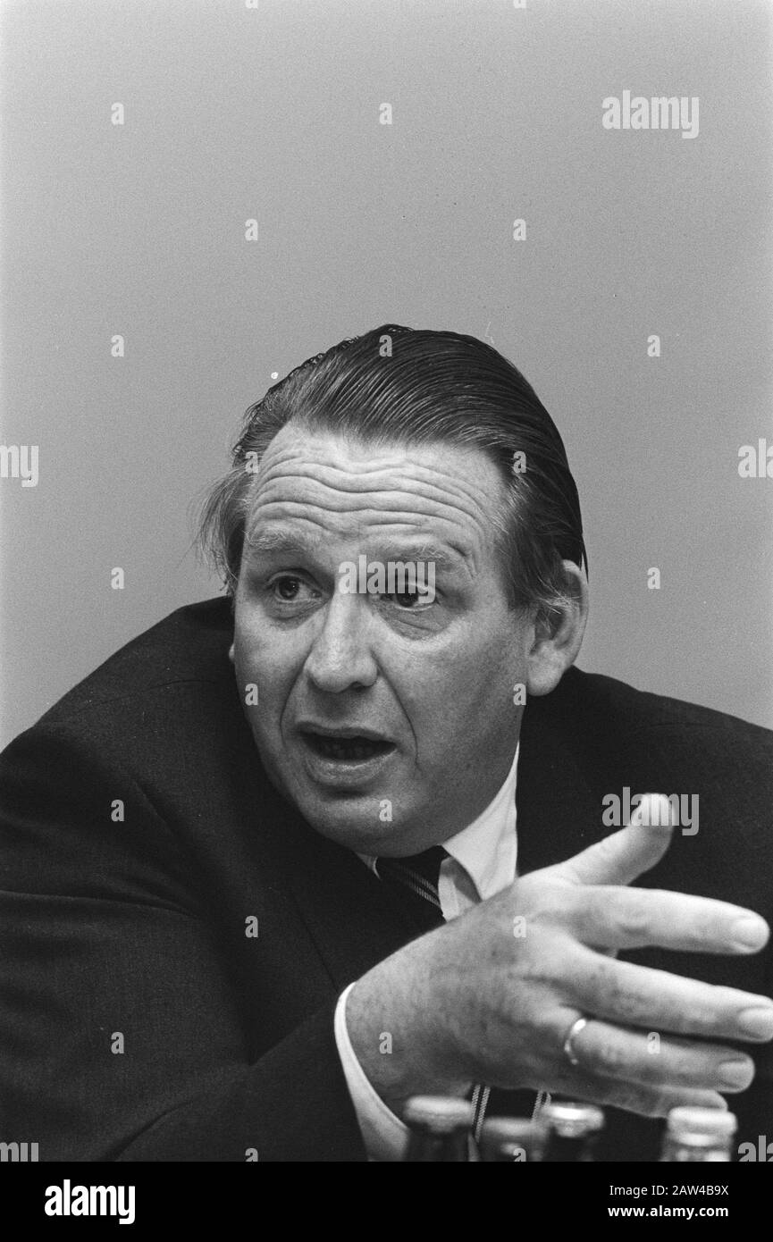 Bericht des Arbeitsrates über Mikroelektronik Prof. W. Siddré (Leiter) Datum:.. August 1982 Stichwörter: Berichte Stockfoto