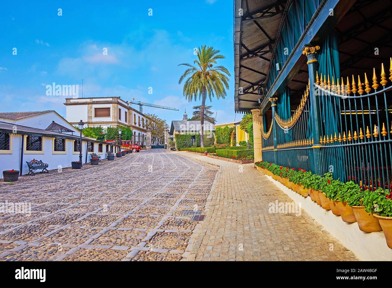 Jerez, SPANIEN - 20. SEPTEMBER 2019: Die Gasse auf dem Weingut Bodegas Tio Pepe mit Blick auf den Touristenzug und den Zaun des historischen Pavillons Stockfoto