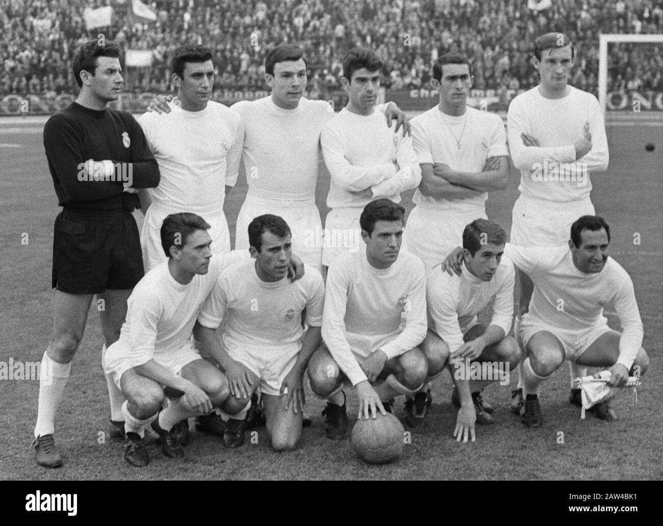 Nederlands: Real Madrid voor de Europacup I-Finale tegen het FK Partizan im Heizelstadion, Brussel. Boven, Links naar rechts van José Araquistáin, Pachin, Pedro de Felipe, Manuel Sanchis Martinez, Pirri, Zoco Ignacio. Onder, van naar rechts Links: Fernando Serena, Amancio Amaro, Ramon Grosso, Manuel Velazquez, Francisco Gento. Real Madrid vor der Europapokal-Endrunde gegen den FK Partizan im Heysel-Stadion, Brüssel. Stehend, von links nach rechts: José Araquistáin, Pachin, Pedro de Felipe, Manuel Sanchis Martinez, Pirri, Zoco Ignacio. Kniend, von links nach rechts: Fernando Serena, Amancio Am Stockfoto
