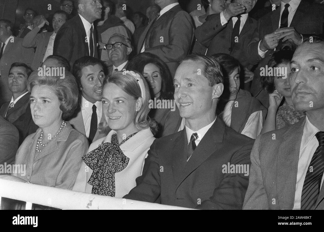 Real Madrid gegen Ajax 2:1. Prinzessin Irene und Prinz Charles auf dem Podium Datum: 11. Oktober 1967 Schlagwörter: Prinzessin, Sport, Name der Fußballperson: Charles, Prince of Wales, Irene, Princess Institution Name: Real Madrid Stockfoto