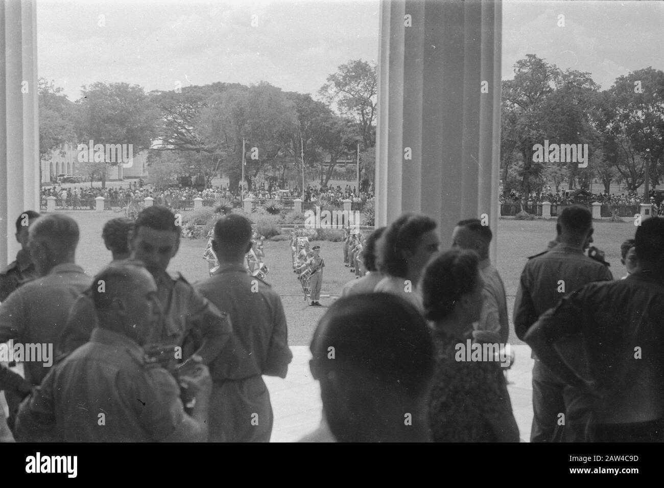 Festlichkeiten beim Transfer und Abzug britischer Truppen von der indonesischen Front auf den Stufen des Palastes des Oberstleutnants H.J. Mook Anmerkung: Im Garten ist die Musik Kors Pippers 7. Dezember Division Datum: 22. November 1946 Ort: Batavia, Indonesien, Jakarta, Niederländisch-Ostindien Stockfoto