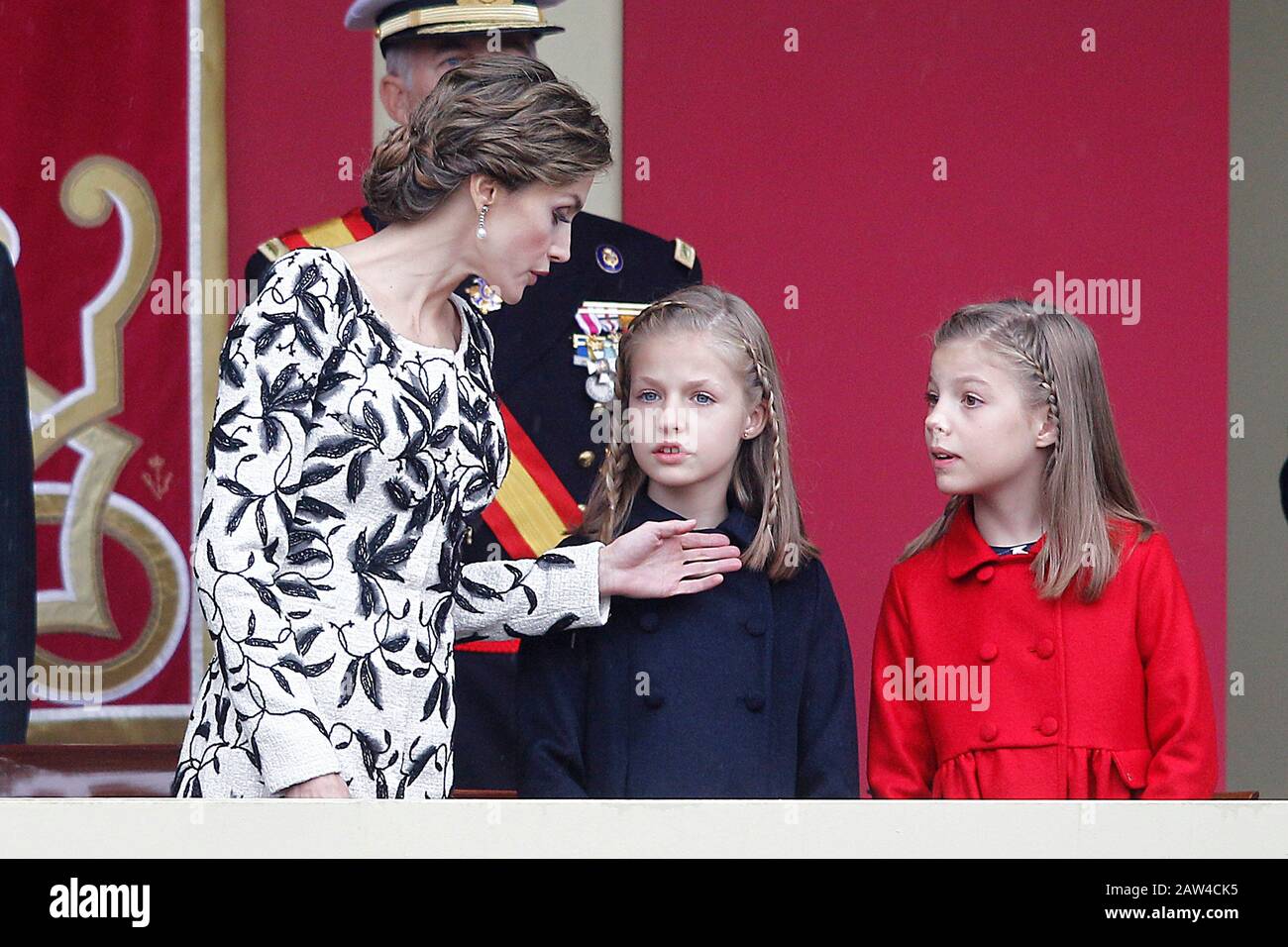 (L-R) die spanische Königin Letizia, die spanische Prinzessin Leonor und die spanische Prinzessin Sofia nehmen an der Militärparade des nationalen Tages Teil. Oktober 2016. (ALTERPH Stockfoto