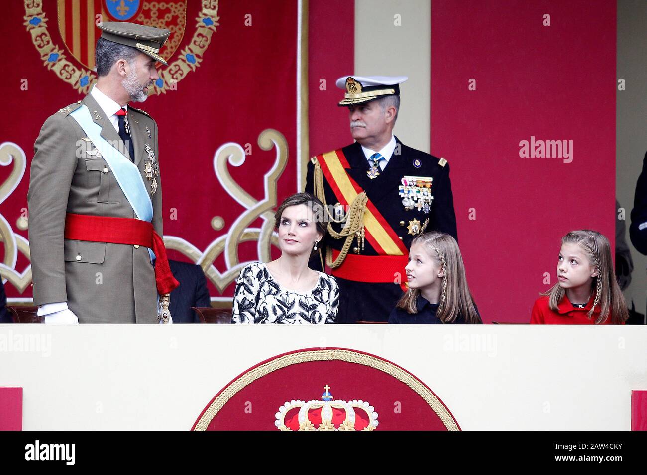 (L-R) König Felipe VI. Von Spanien, Königin Letizia von Spanien, Prinzessin Leonor von Spanien und Prinzessin Sofia von Spanien nehmen an der Militärparade des nationalen Tages Teil. O Stockfoto