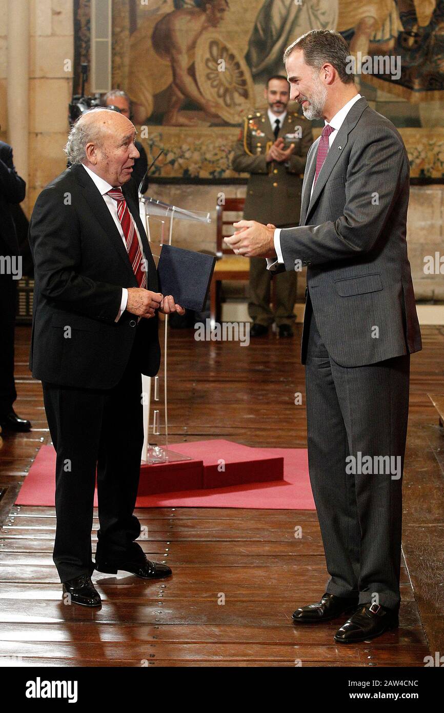 Felipe VI (r), König von Spanien, übergibt dem spanischen industriellen José Antolin den Preis für Geschäftsleute des Jahres. November 2016.(ALTERPHOTOS/Acer Stockfoto