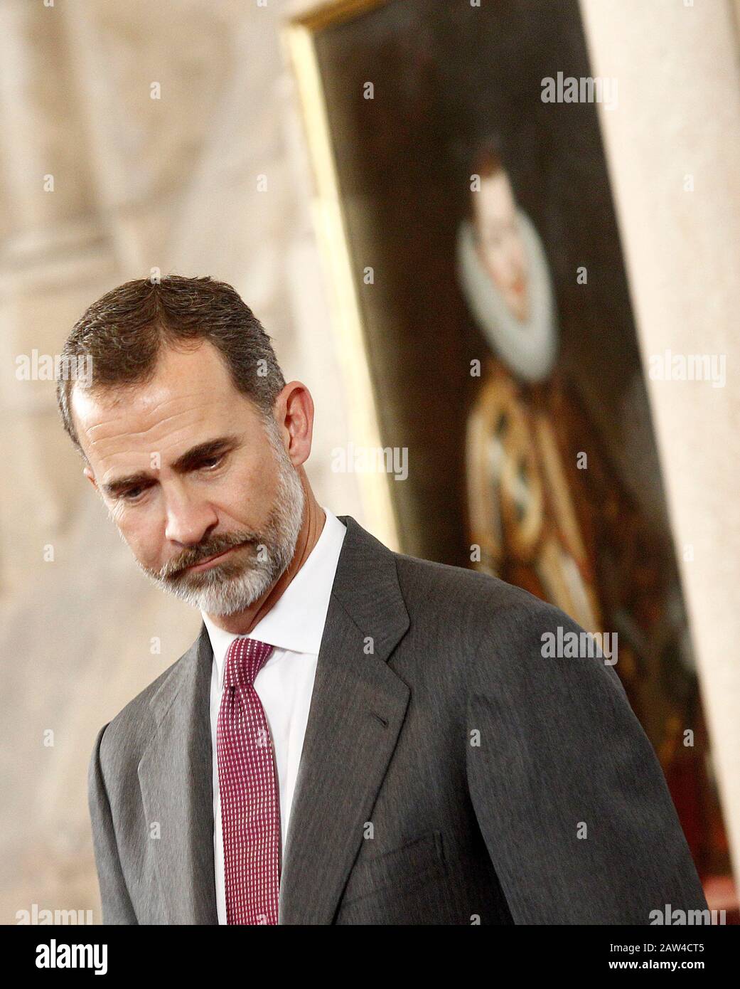 König Felipe VI. Von Spanien neben einem Bild des Monarchen Felipe III. Von Spanien. November 2016.(ALTERPHOTOS/Acero) //NORTEPHOTO Stockfoto