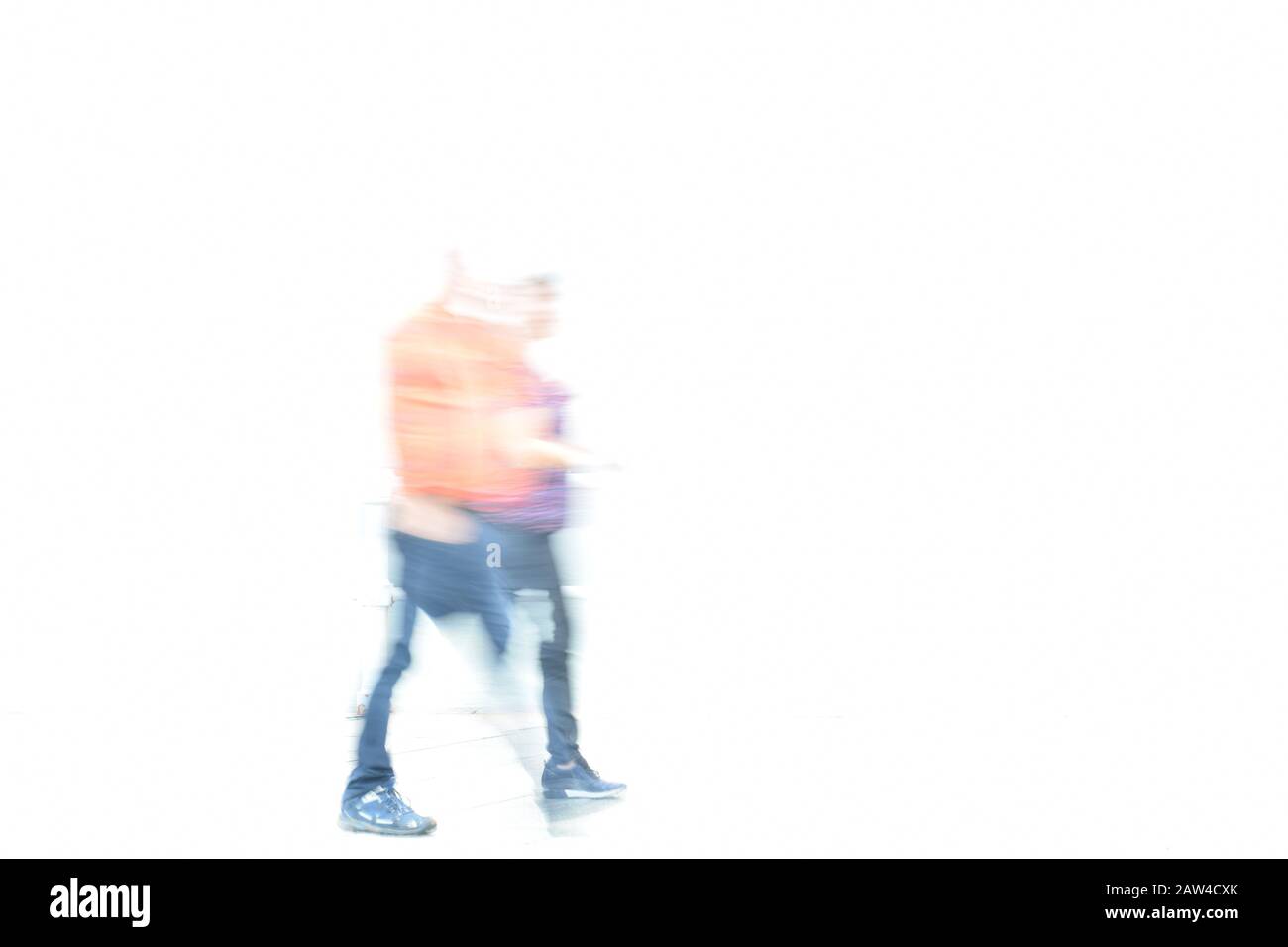 Anonyme Person, die spaziert. Bewegungskonzept. Weißer Hintergrund. Zusammenfassung. Stockfoto