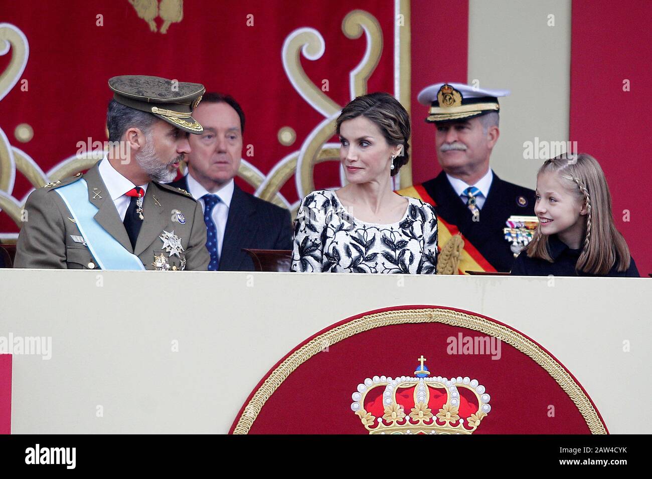 (L-R) König Felipe VI. Von Spanien, Königin Letizia von Spanien und Prinzessin Leonor von Spanien nehmen an der Militärparade des nationalen Tages Teil. Oktober 2016. (ALTERPH Stockfoto