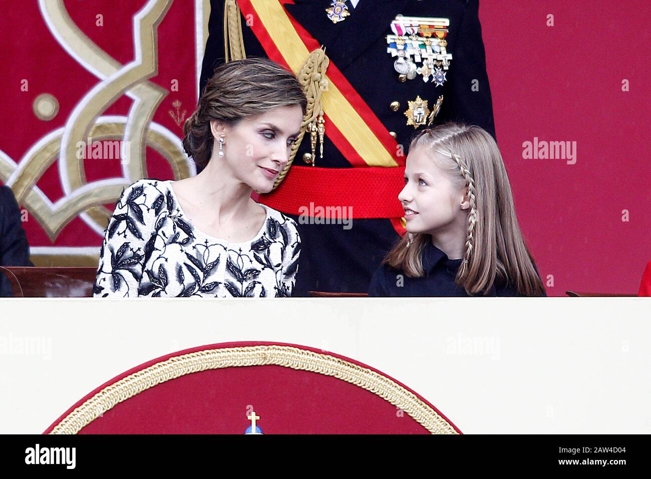 Königin Letizia von Spanien (l) und Prinzessin Leonor von Spanien nehmen an der Militärparade des nationalen Tages Teil. Oktober 2016. (ALTERPHOTOS/Acero) NORTEPHOTO.COM Stockfoto