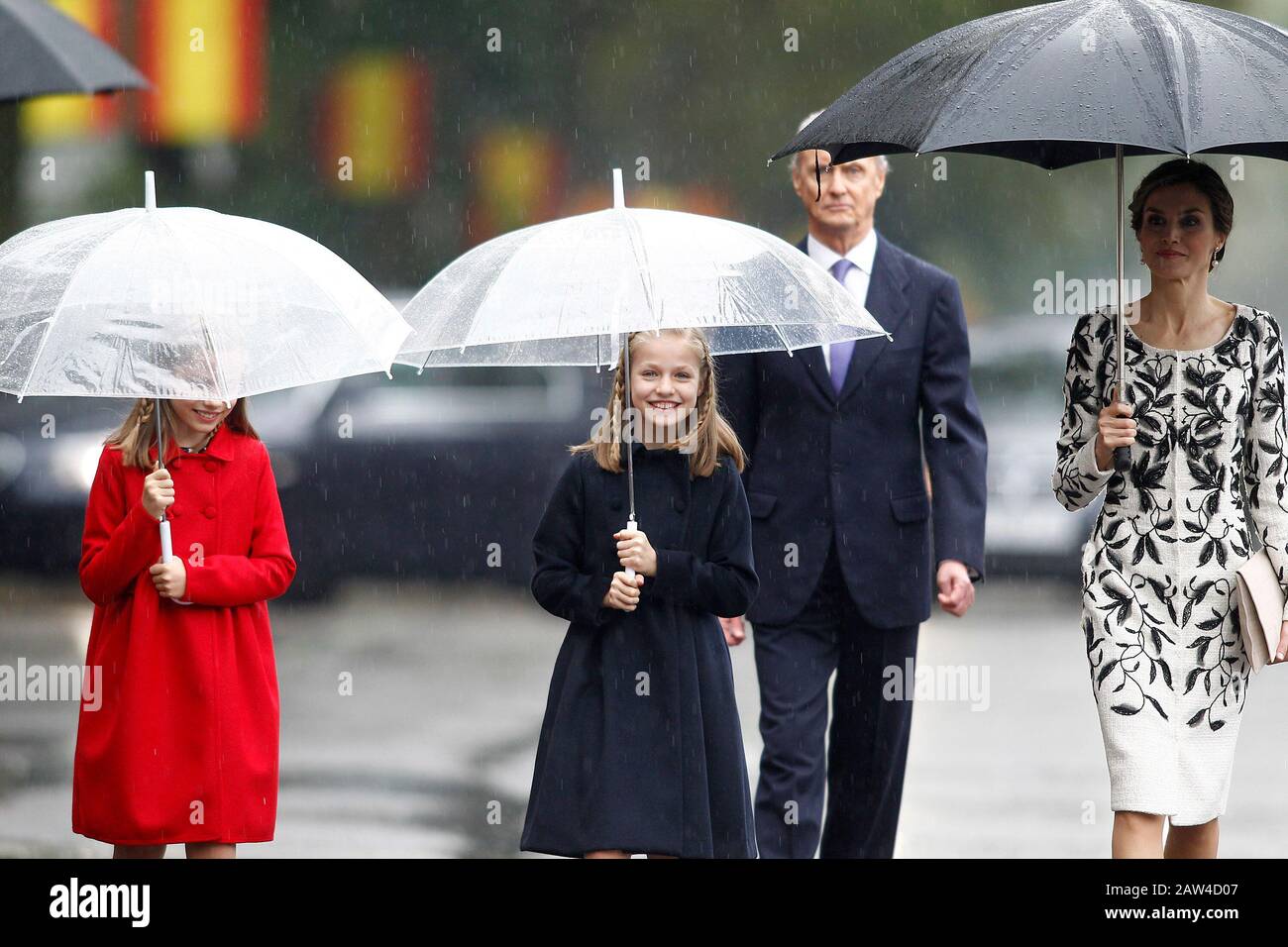 Königin Letizia von Spanien (r), Prinzessin Leonor von Spanien (c) und Prinzessin Sofia von Spanien nehmen an der Militärparade des nationalen Tages Teil. Oktober 2016. (ÄNDERN Stockfoto
