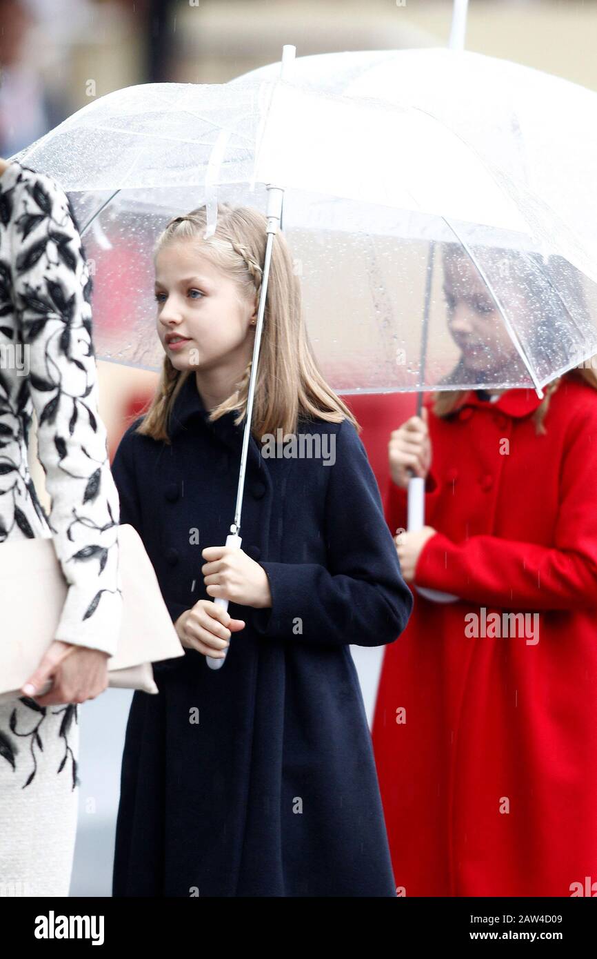 Die spanische Prinzessin Leonor (l) und die spanische Prinzessin Sofia nehmen an der Militärparade des nationalen Tages Teil. Oktober 2016. (ALTERPHOTOS/Acero) NORTEPHOTO.COM Stockfoto