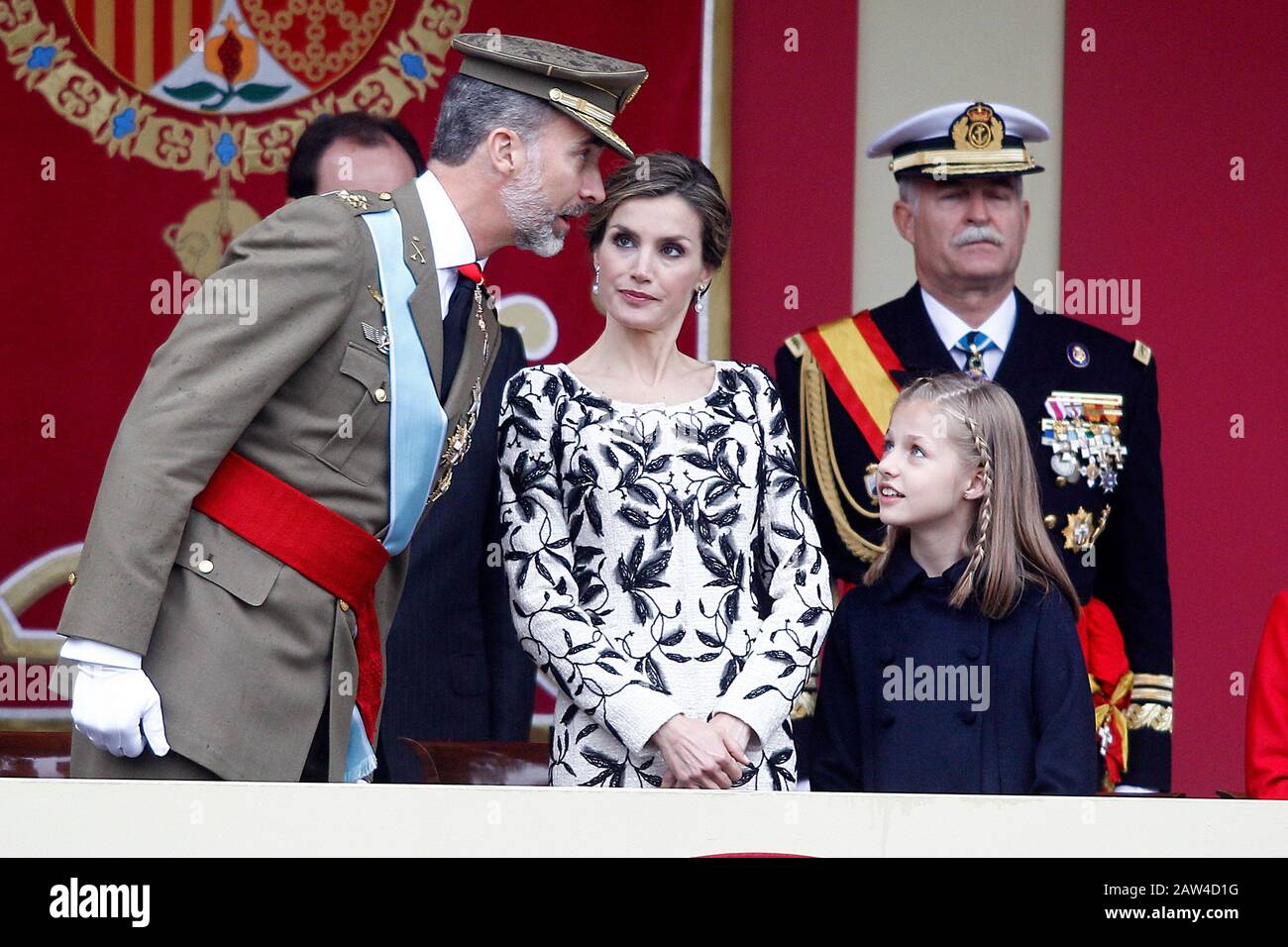 (L-R) König Felipe VI. Von Spanien, Königin Letizia von Spanien und Prinzessin Leonor von Spanien nehmen an der Militärparade des nationalen Tages Teil. Oktober 2016. (ALTERPH Stockfoto
