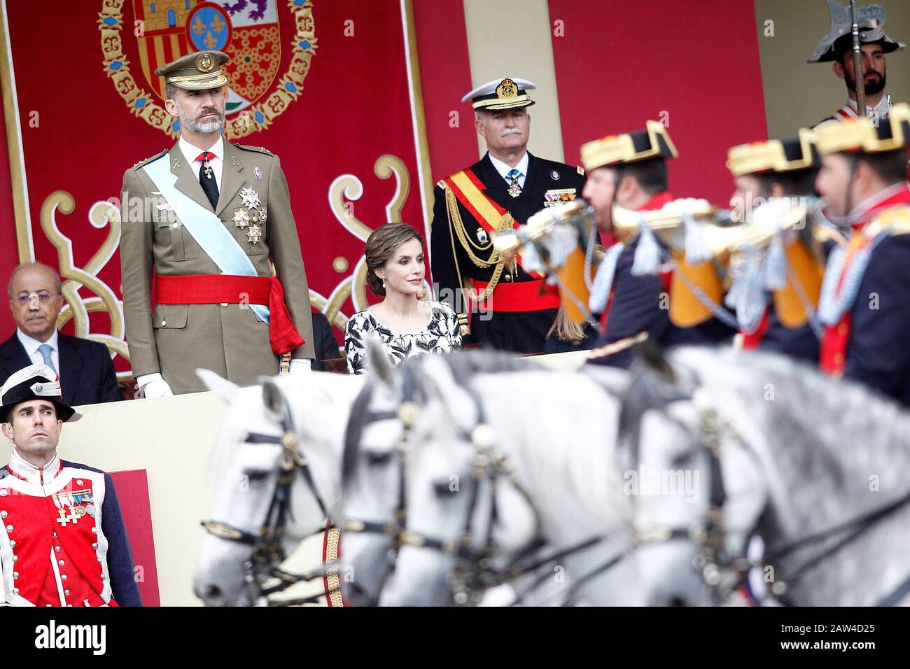 (L-R) König Felipe VI. Von Spanien und Königin Letizia von Spanien nehmen an der Militärparade des nationalen Tages Teil. Oktober 2016. (ALTERPHOTOS/Acero) NORTEPHOTO.COM Stockfoto