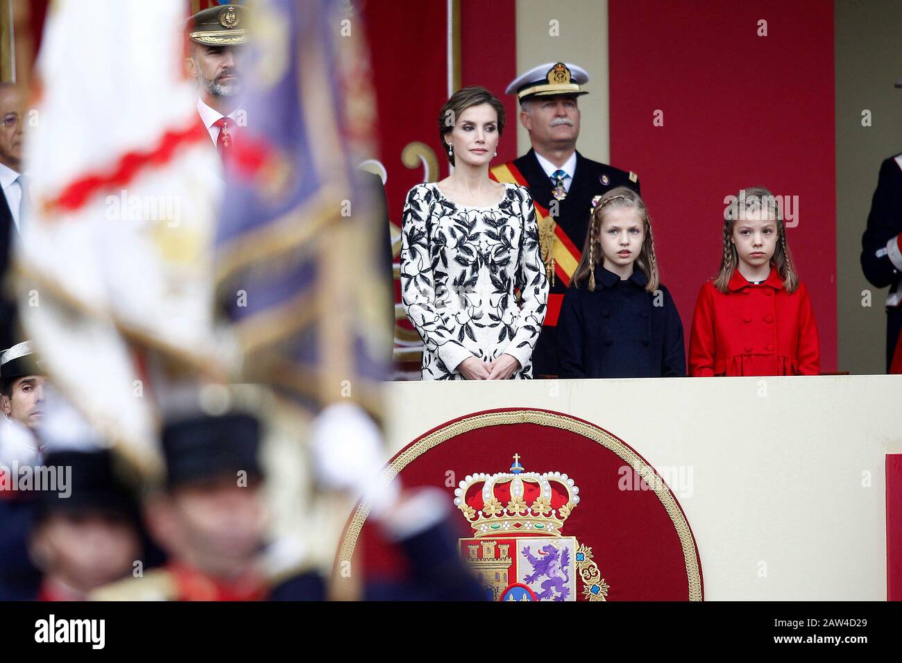 (L-R) die spanische Königin Letizia, die spanische Prinzessin Leonor und die spanische Prinzessin Sofia nehmen an der Militärparade des nationalen Tages Teil. Oktober 2016. (ALTERPH Stockfoto