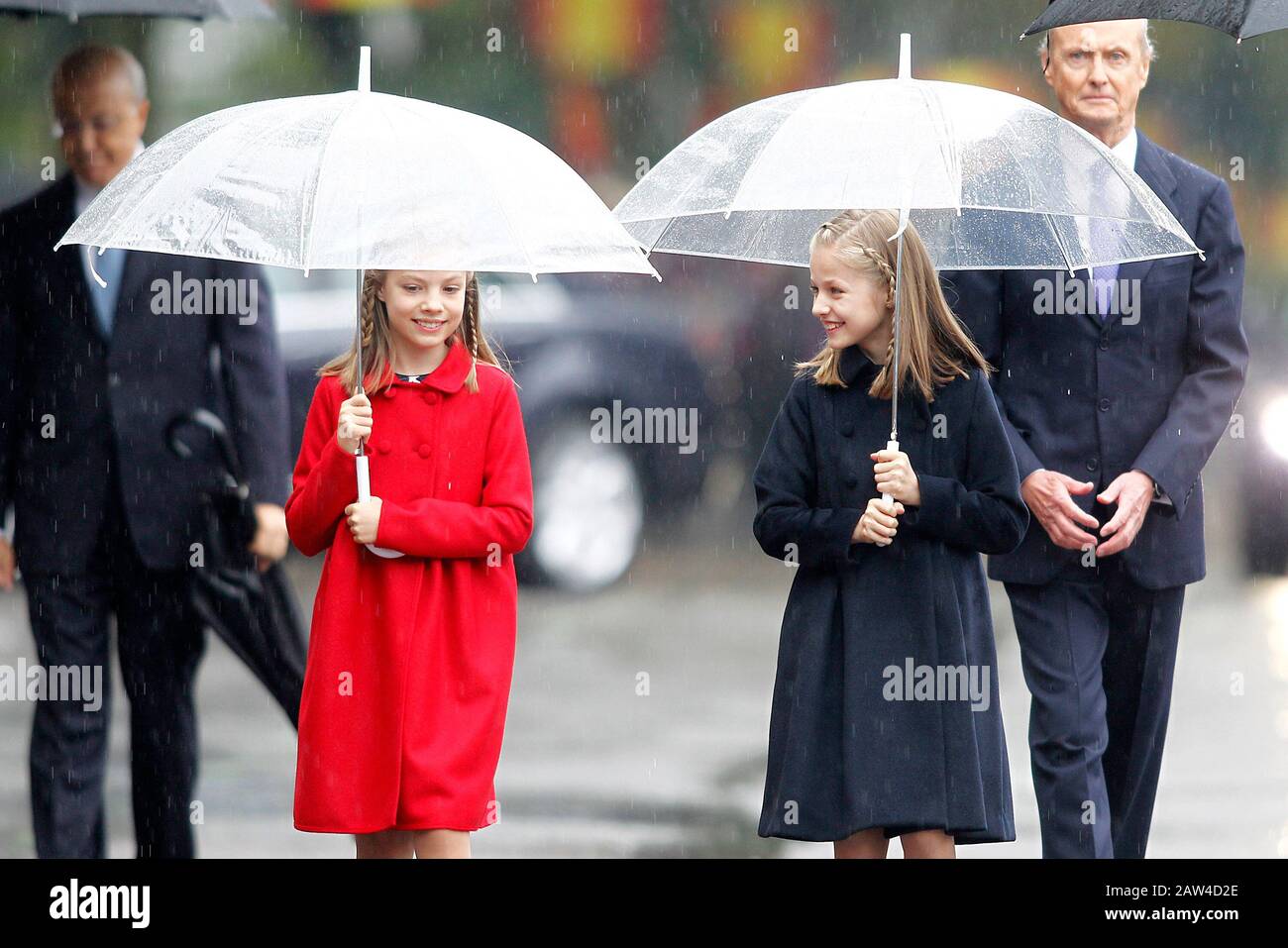 Die spanische Prinzessin Leonor (r) und die spanische Prinzessin Sofia nehmen an der Militärparade des nationalen Tages Teil. Oktober 2016. (ALTERPHOTOS/Acero) NORTEPHOTO.COM Stockfoto