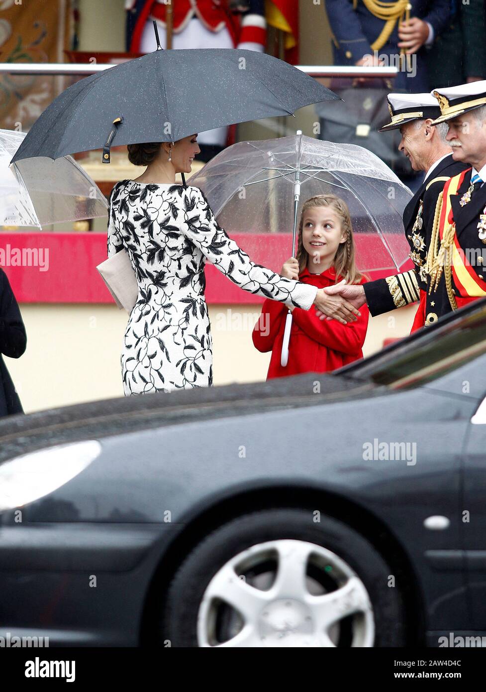Königin Letizia von Spanien (l) und Prinzessin Sofia von Spanien nehmen an der Militärparade des nationalen Tages Teil. Oktober 2016. (ALTERPHOTOS/Acero) NORTEPHOTO.COM Stockfoto