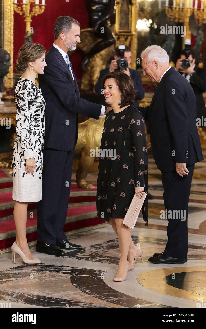 König Felipe VI. Von Spanien (2l) und Königin Letizia von Spanien (l), Soraya Saenz de Santamaria Vizeminister des Präsidiums und Regierungssprecher und J. Stockfoto