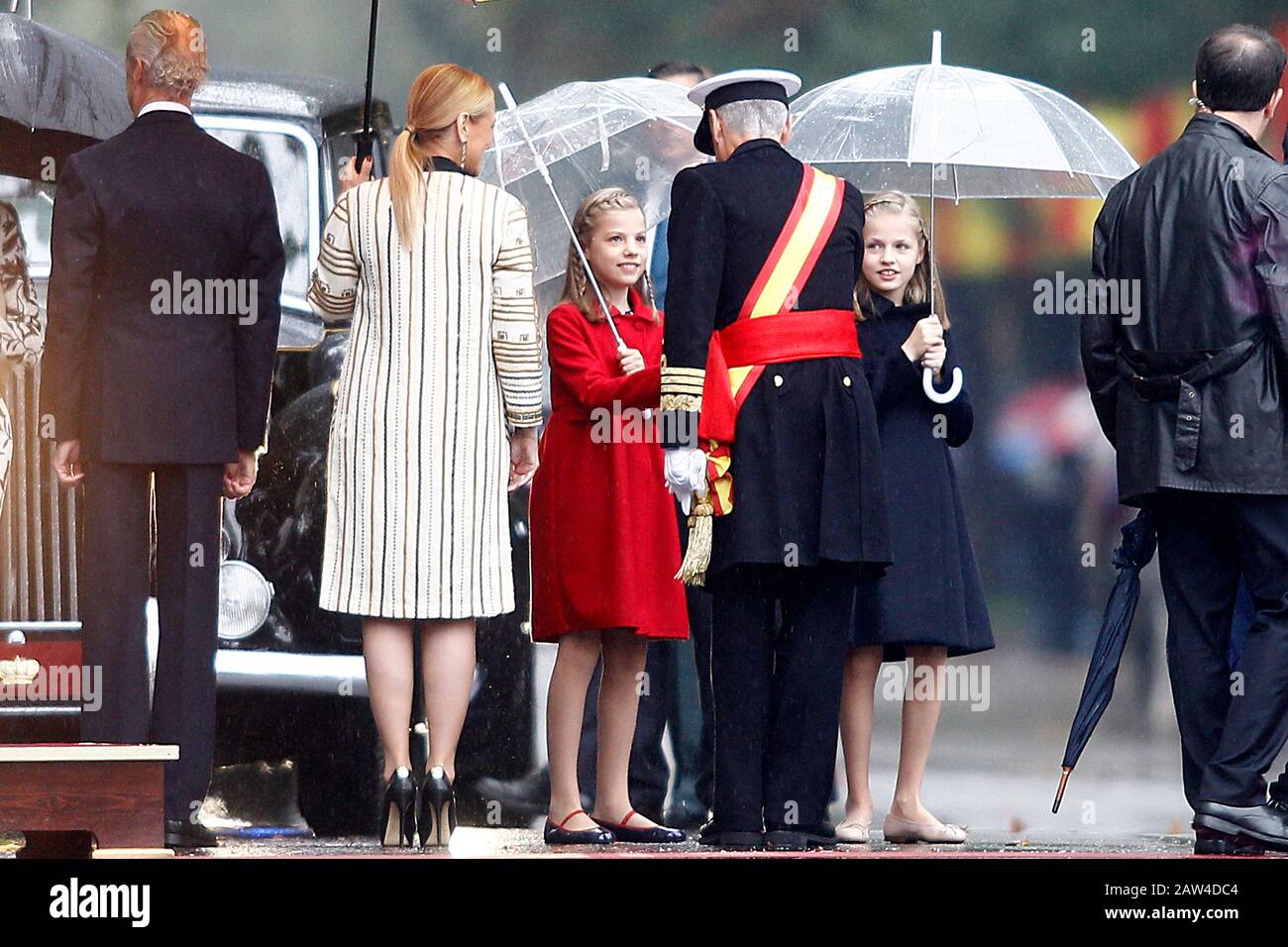Die spanische Prinzessin Leonor (r) und die spanische Prinzessin Sofia nehmen an der Militärparade des nationalen Tages Teil. Oktober 2016. (ALTERPHOTOS/Acero) NORTEPHOTO.COM Stockfoto