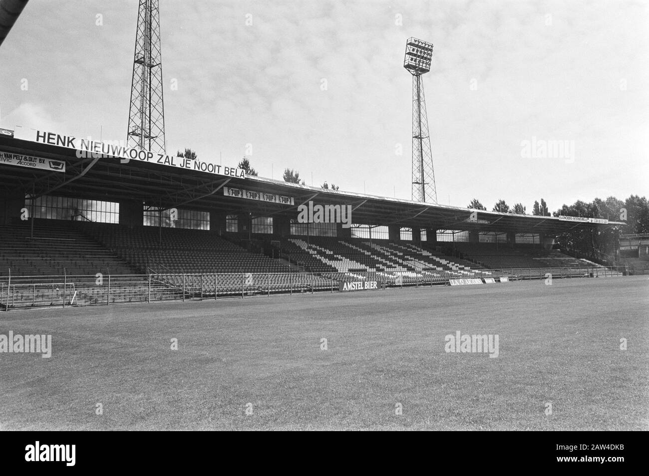 Werbung für das Ajax-Stadion in Amsterdam, d. H. Strengere Regeln für die Werbung auf dem TV Datum: 28.Juli 1981 Ort: Amsterdam, Noord-Holland Schlüsselwörter: Plakatwände Personenname: AJAX Stadium Stockfoto