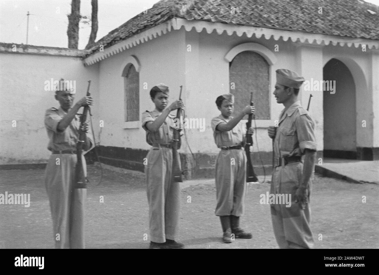 Ambarawa. Polizeiausbildung Allgemeine Rekruten erhalten Anweisungen Waffenübung Datum: 23. Oktober 1974 Ort: Ambarawa, Indonesien, Java, Niederländisch-Ostindien Stockfoto