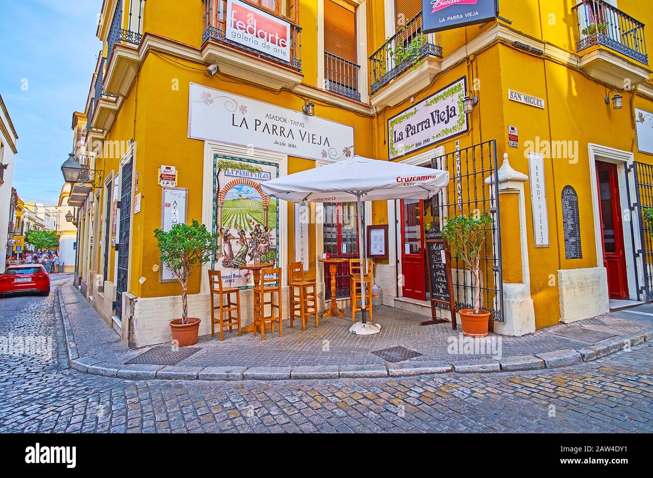 Jerez, SPANIEN - 20. SEPTEMBER 2019: Das gemütliche Restaurant und Weinhaus an der Ecke der Straßen San Miguel und San Pablo in Der Altstadt am Septem Stockfoto