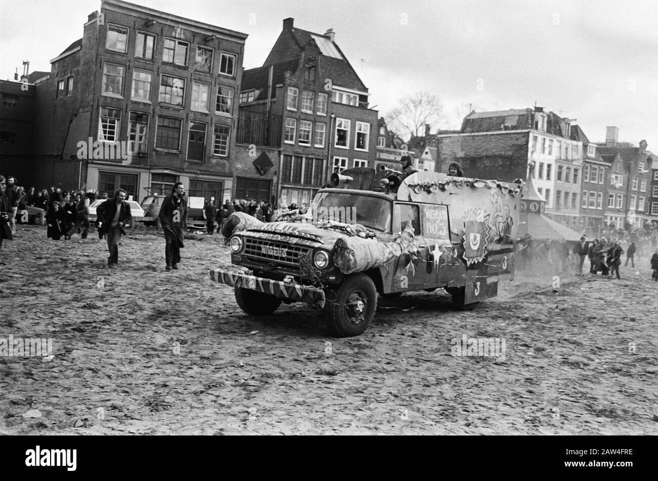 Krawalle in Evakuierungsgebäuden in Nieuwmarktbuurt in Amsterdam; selbstgebautes gepanzertes Fahrzeug in Aktion Datum: 24. März 1975 Standort: Amsterdam, Noord-Holland Schlagwörter: Gepanzerte Fahrzeuge, KRAWALLE, Gebäude Stockfoto