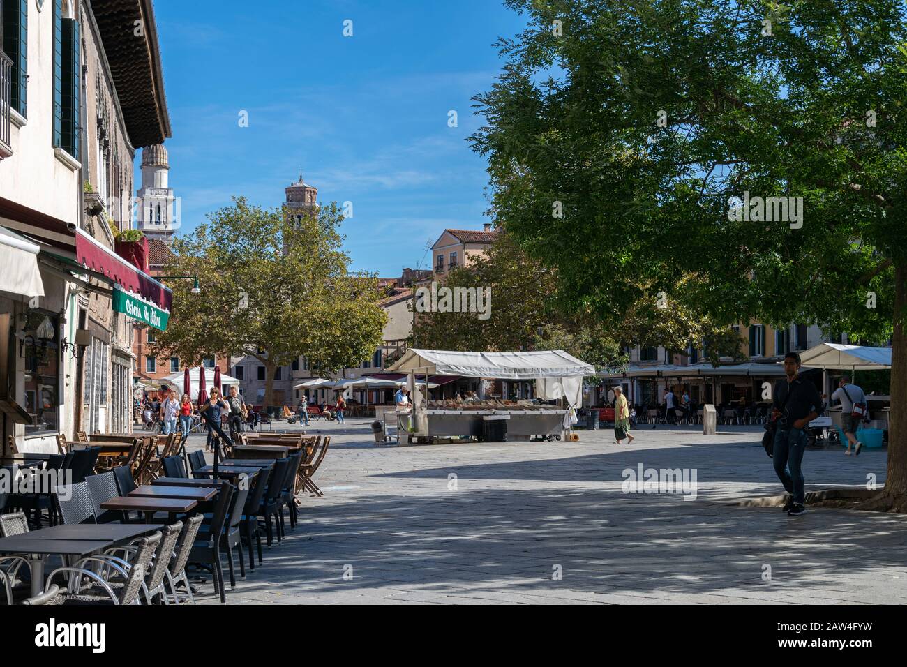 Sommer in Campo Santa Margherita mit Fisch- und Meeresfrüchte-Markt-Stall, Venedig, Italien Stockfoto