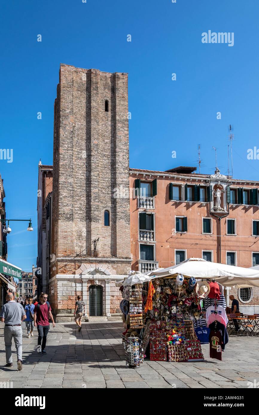 Der Kirchturm der Kirche Santa Margherita in Campo Santa Margherita mit einem Verkaufsstand für Souvenirs, Venedig, Italien Stockfoto