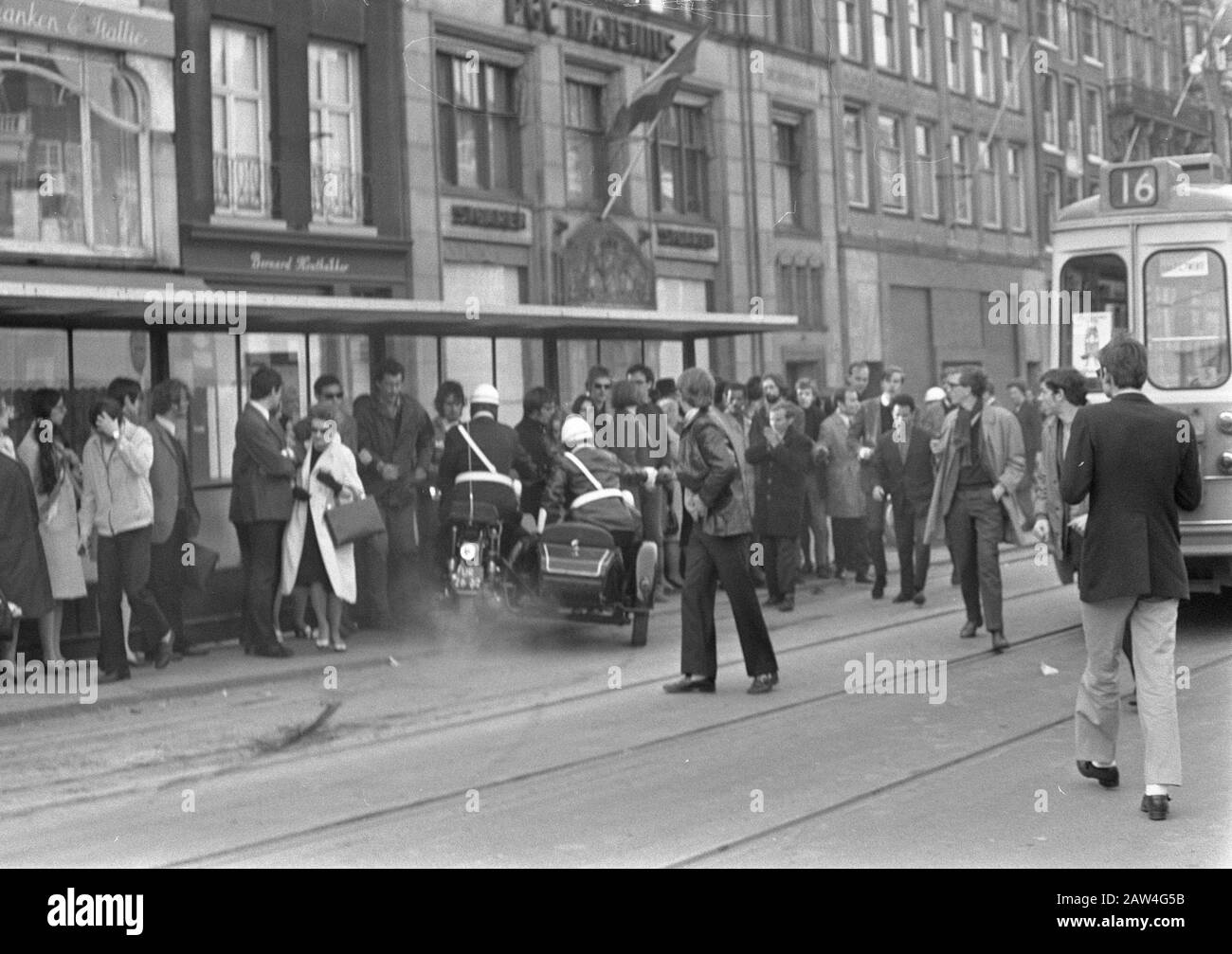 Krawalle in Amsterdam auf Königin Nr. 10: Jüngere haben einen Tisch und einen Stuhl inmitten von Rokin, Nr. 12 Polizei-Motorrennen auf beiden Mann gesetzt /. Datum: 30. April 1969 Ort: Amsterdam, Noord-Holland Schlagwörter: Königin, Krawalle Stockfoto
