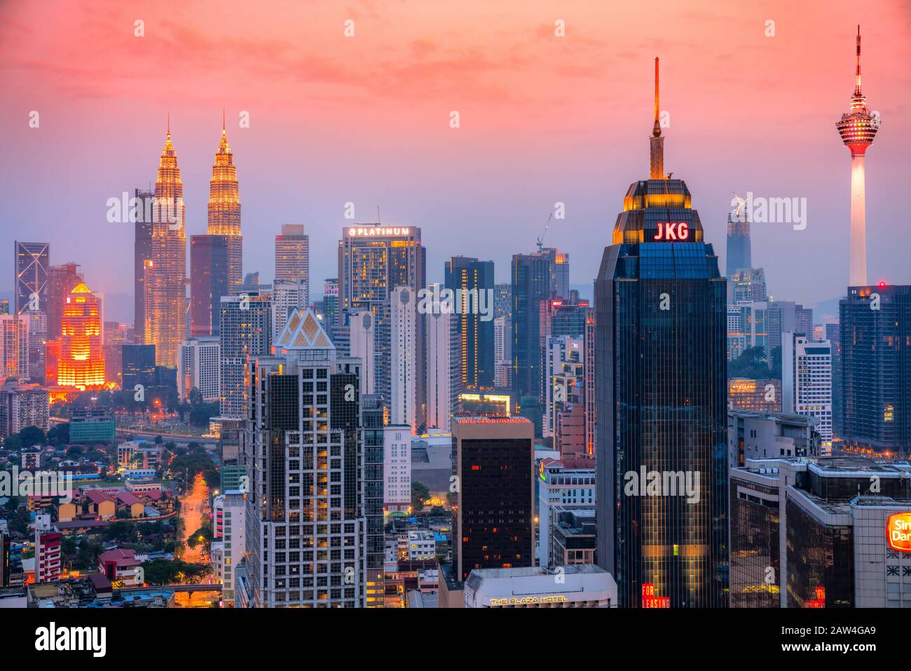 Kuala LUMPUR, MALAYSIA - 19. FEBRUAR 2018: Skyline der Stadt Kuala Lumpur mit den berühmten Petronas-Zwillingstürmen und dem Kl Tower. Stockfoto